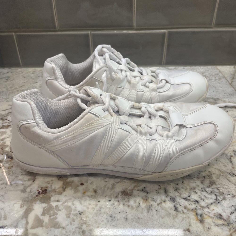 Chasse cheer sneakers white sz 7
